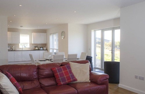 Tarskavaig House | Stunning private villa for 6 people with WIFI, TV, pets allowed and panoramic view
