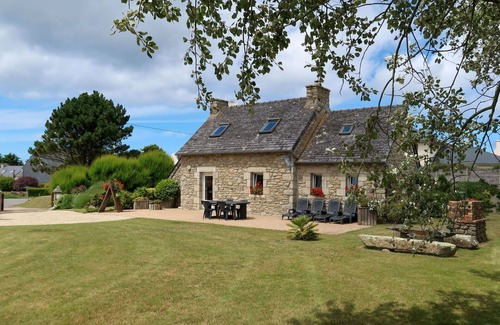 Guisseny House | Stunning private villa for 4 guests with TV, terrace, pets allowed and parking