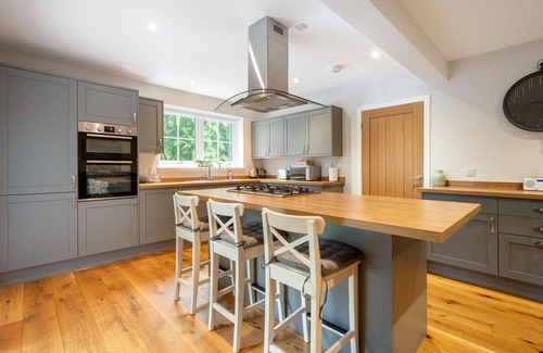 Drumnadrochit House | Stunning private villa for 8 guests with WIFI, TV, patio and pets allowed