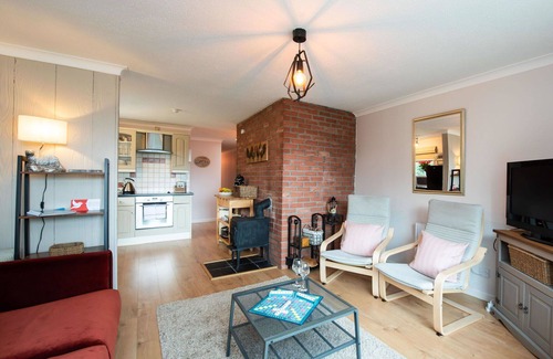 East Lewiston House | Stunning private villa for 6 guests with TV, patio and panoramic view