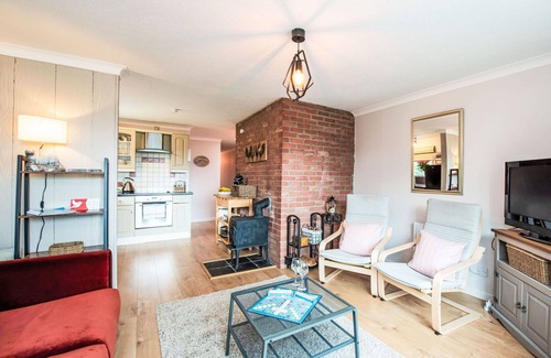 East Lewiston House | Stunning private villa for 8 guests with TV, patio and panoramic view