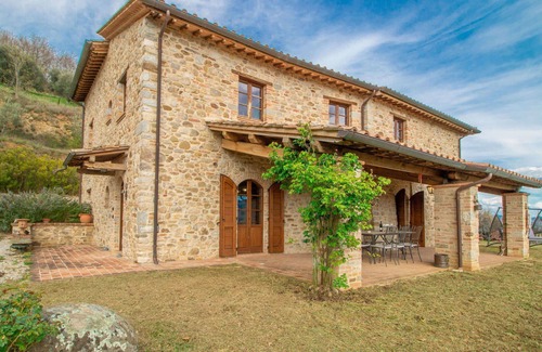Umbertide Villa | Stunning private villa for 10 people with WIFI, TV, balcony and pets allowed