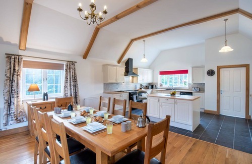 Loch Ness House | Stunning private villa for 6 guests with WIFI, TV, patio, panoramic view and parking