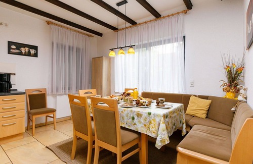 Neeberg House | Stunning private villa for 8 guests with TV, terrace, pets allowed and parking