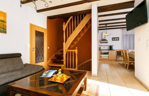 Neeberg House | Stunning private villa for 8 guests with TV, terrace, pets allowed and parking