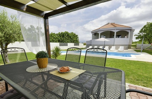 Smilcic House | Stunning private villa for 6 guests with A/C, WIFI, private pool, TV, terrace and parking