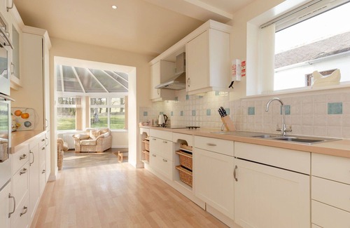 Maybole Villa | Stunning private villa for 8 people with TV, patio, pets allowed and panoramic view