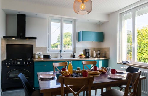 Plougasnou House | Stunning private villa for 6 guests with WIFI, TV, pets allowed and parking