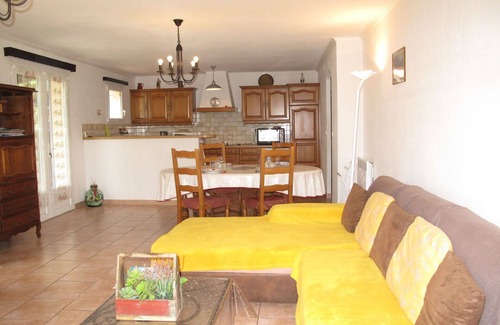 Quinson House | Stunning private villa for 4 guests with pool, TV, terrace and parking