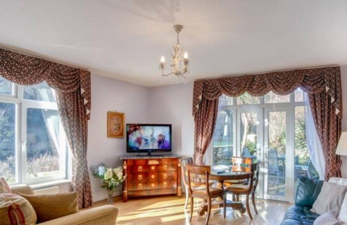 Torquay Villa | Stunning private villa for 2 people with WIFI, TV and patio