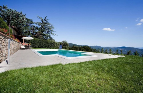 Cortona House | Stunning private villa for 4 people with pool, WIFI, TV, terrace, pets allowed and panoramic view