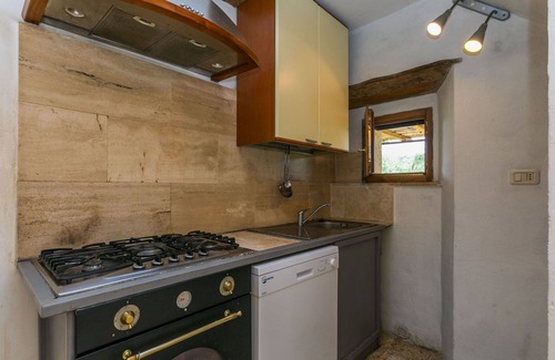 Sorano House | Stunning private villa for 22 people with private pool, WIFI, patio and pets allowed