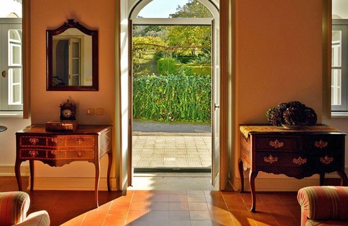 Gondufe Villa | Stunning private villa for 10 guests with WIFI, pool, TV, terrace and parking