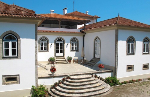Gondufe Villa | Stunning private villa for 10 guests with WIFI, pool, TV, terrace and parking