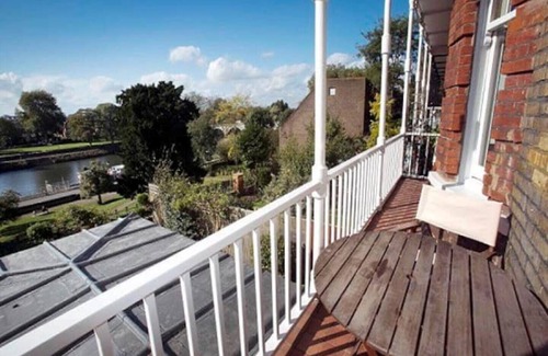 Richmond-upon-Thames Apartment | Stunning Richmond Riverside Apartment, 2 Beds Tw10