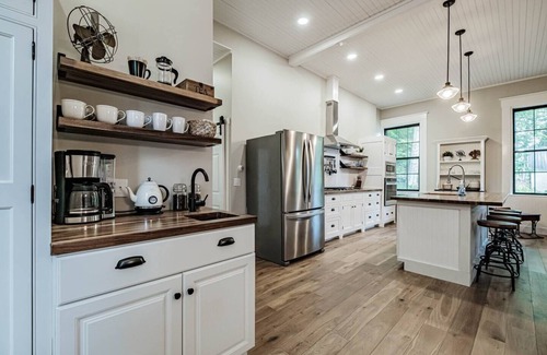 Bridgton House | Stunning Schoolhouse & Library*Barn Game Room*2 Hot Tubs*Minutes to Lakes