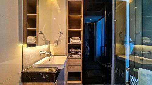 Pratumnak Hill House | Stunning Sea View Condo -Next To Beach