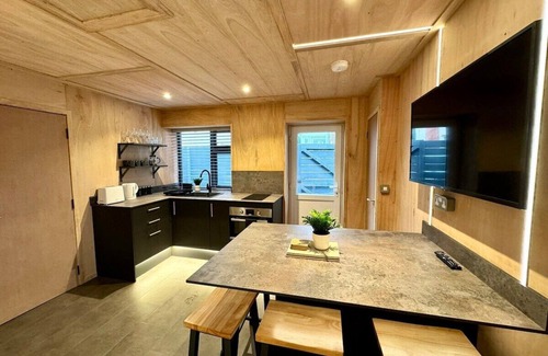 Westbourne Apartment | Stunning Secret Studio - Beach Retreat - Sleeps 4