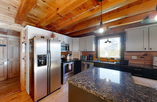 Boothbay Harbor Cabin | Stunning & Spacious Log Cabin in the Woods