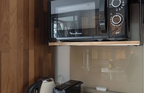 Neuilly-sur-Seine Apartment | Stunning Studio With Private Patio In Charming Gated Street