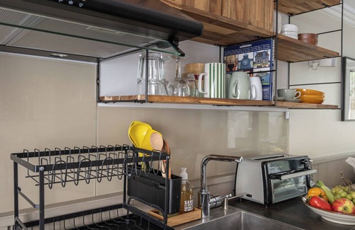 Neuilly-sur-Seine Apartment | Stunning Studio With Private Patio In Charming Gated Street