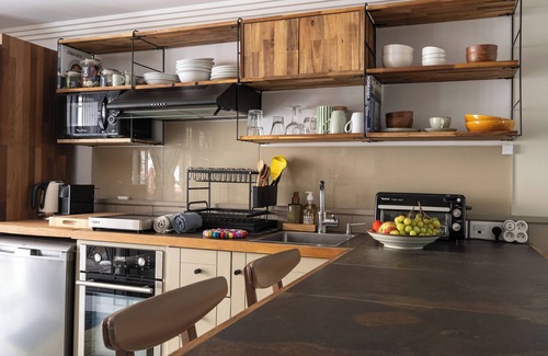 Neuilly-sur-Seine Apartment | Stunning Studio With Private Patio In Charming Gated Street