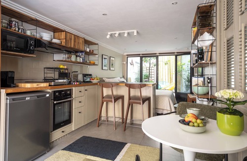 Neuilly-sur-Seine Apartment | Stunning Studio With Private Patio In Charming Gated Street