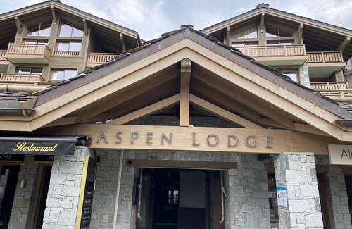 Courchevel Apartment | Stunning T5 Penthouse with Balconies in Courchevel, Includes Parking and WIFI