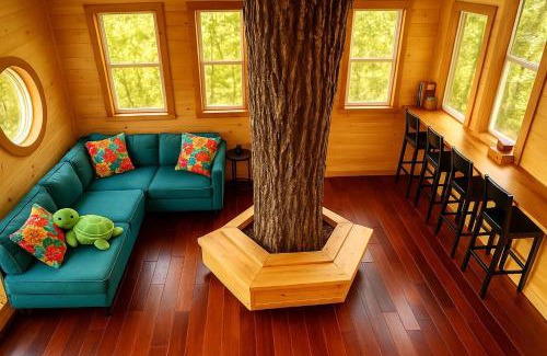 Stonewall House | Stunning Tree House Tucked Away Among the Trees near Germantown, Kentucky
