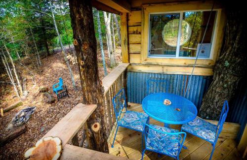 Stonewall House | Stunning Tree House Tucked Away Among the Trees near Germantown, Kentucky