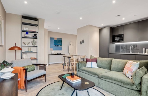 Bromley North Apartment | Stunning two-bedroom apartment with a balcony