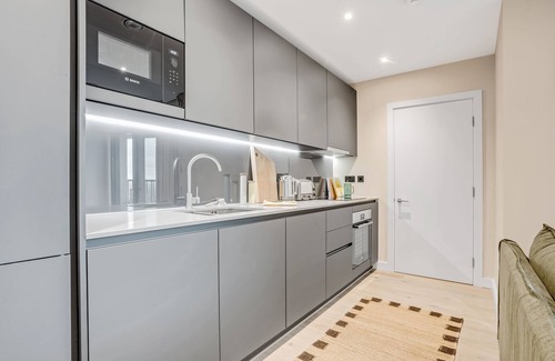 Bromley North Apartment | Stunning two-bedroom apartment with a balcony