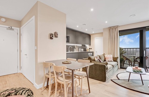 Bromley North Apartment | Stunning two-bedroom apartment with a balcony