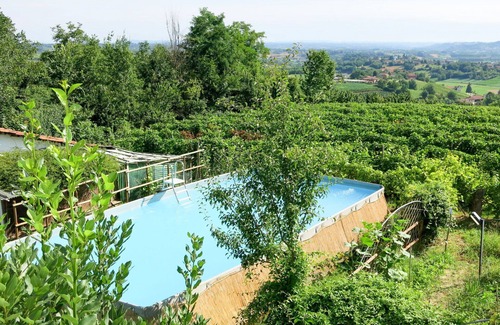 San Damiano dʼAsti Villa | Stunning villa for 5 people with WIFI, pool, TV, patio, pets allowed, panoramic view and parking