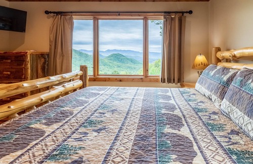 Franklin Cabin | Stunning Views and Hot Tub, at Beary Cozy Cabin