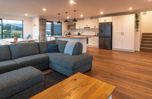 Kaikoura House | Stunning Views | Contemporary | Escape, Stunning Views | Contemporary | Ocean and Mountain Views
