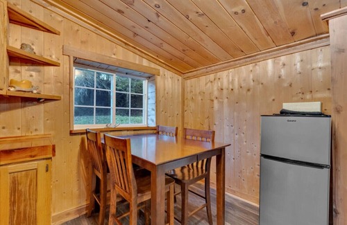 Jamestown Cabin | Stunning Views with Private Hot Tub