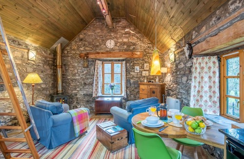 Invermoriston House | Stunning villa for 2 people with WIFI and parking