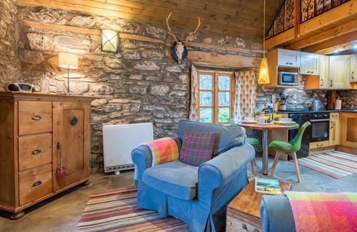 Invermoriston House | Stunning villa for 2 people with WIFI and parking