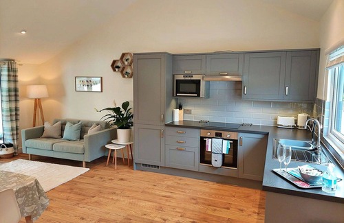 Liverton House | Stunning villa for 2 guests with WIFI, hot tub