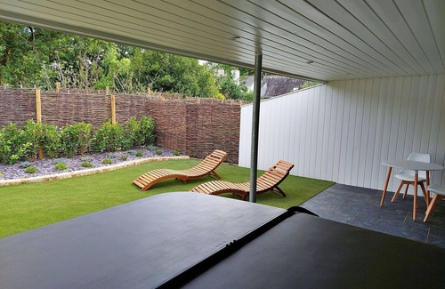 Liverton House | Stunning villa for 2 guests with WIFI, hot tub