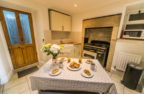 Holestone Moor House | Stunning villa for 4 guests with WIFI, TV and terrace