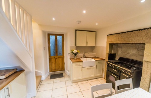 Holestone Moor House | Stunning villa for 4 guests with WIFI, TV and terrace
