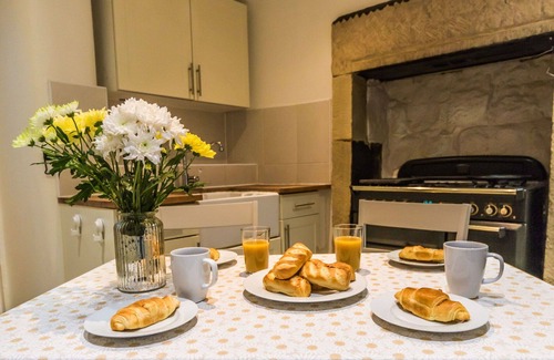Holestone Moor House | Stunning villa for 4 guests with WIFI, TV and terrace