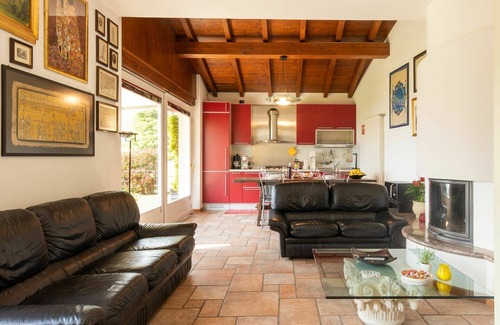 Domaso House | Stunning villa for 4 people with A/C, WIFI, hot tub, TV, terrace and pets allowed