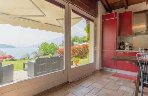 Domaso House | Stunning villa for 4 people with A/C, WIFI, hot tub, TV, terrace and pets allowed