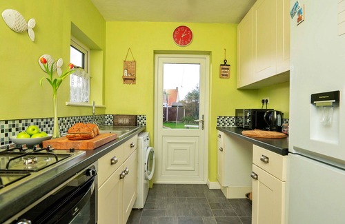 Kinmel Bay House | Stunning villa for 4 people with WIFI and pets allowed