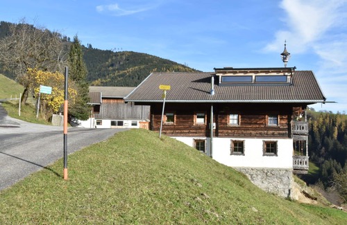 Niedernsill Villa | Stunning villa for 5 people with WIFI, TV, balcony and panoramic view
