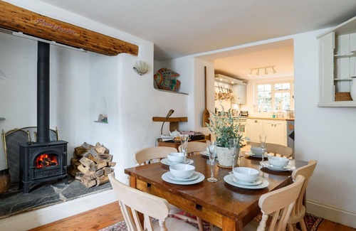 Portloe House | Stunning villa for 6 guests with WIFI, TV, patio, pets allowed and parking