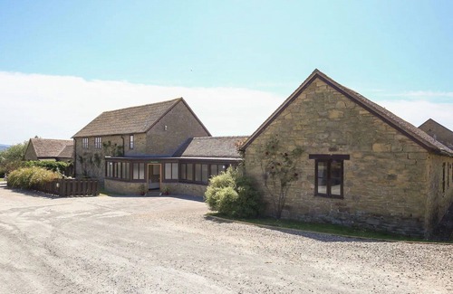 Craven Arms House | Stunning villa for 8 guests with WIFI, pool and terrace